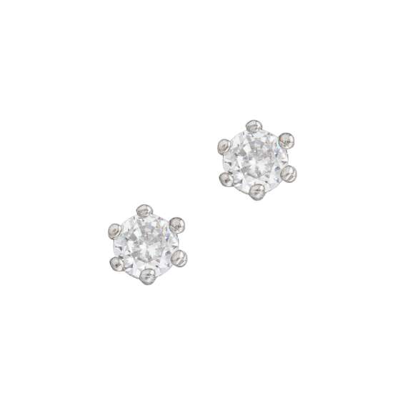 Kessajewels-LIA EARRINGS Ασημένια σκουλαρίκια με καρφωμένη πέτρα ζιργκόν.